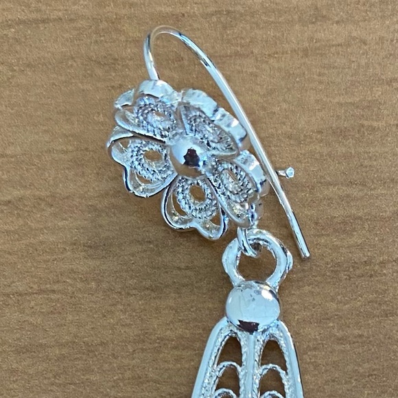 XXL Filigree silver tone accent earrings - Picture 5 of 8